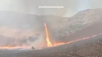 Ngeri! Penampakan Gunung Bromo yang Dilahap Sijago Merah