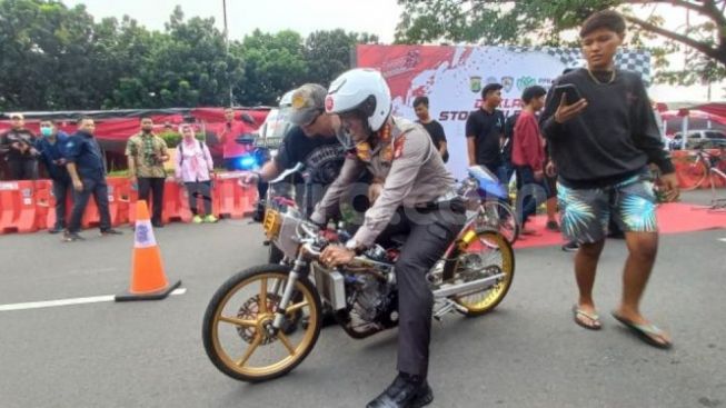 Ketika Pak Dirlantas Polda Metro Jajal Motor Drag Race, "Pegel Kaki"