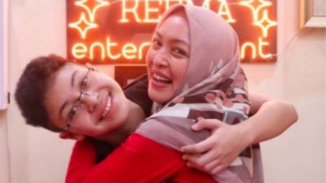 Angelina Sondakh Menangis Haru Saat Keanu Cuma Mampu Beli Sepatu Bola Diskonan