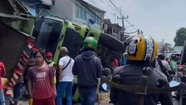 Tabrakan Beruntun Di Cilegon, Truk Rem Blong Timpa Rumah Warga