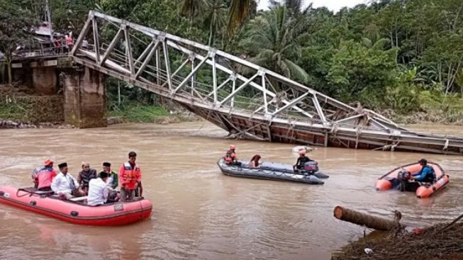 Warga Bayah Lebak Gunakan Perahu Karet Menyeberang