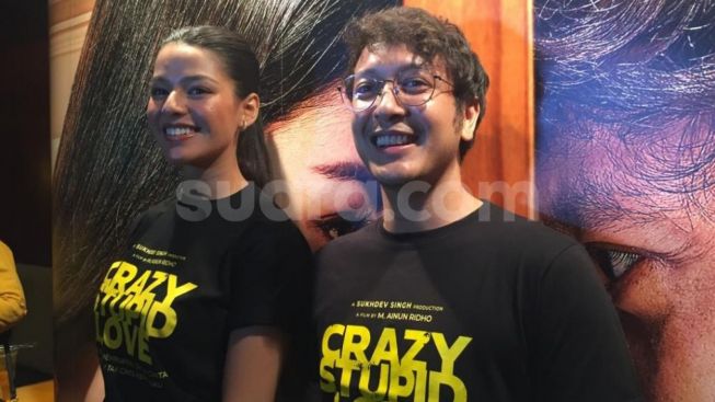 Di film Crazy Stupid Love, Susan Sameh dan Dimas Anggara Ciuman