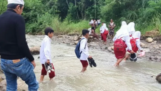 Bangunkan Jembatan Untuk Anak Sekolah Dasar Bersekolah Anggota DPR Jadi Sorotan