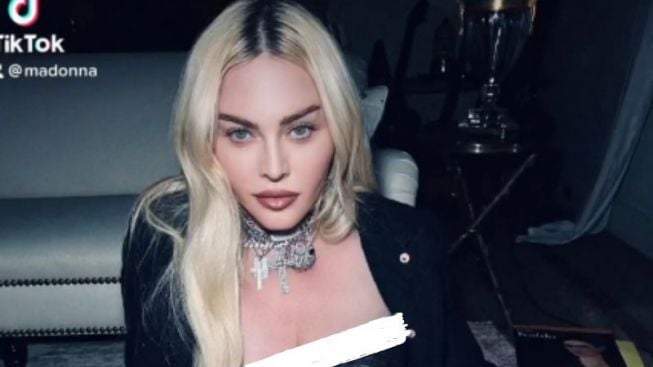 Madonna Kejutkan Netizen Posting Foto Topless, Bikin Mata Pria Tak Berkedip