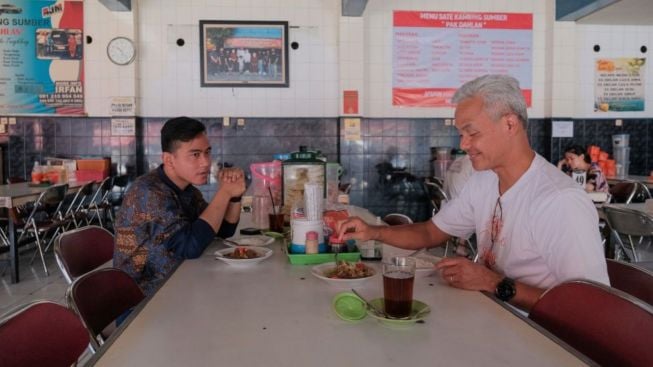 Sarapan pagi dengan Anies, Makan Siang Gibran dengan Ganjar di Warung Sederhana