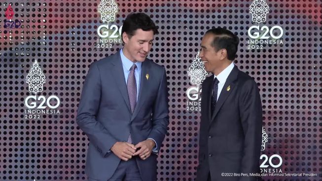 Momen Tamu Kepala Negara Delegasi G20 Pasang Pin Wayang Terbalik