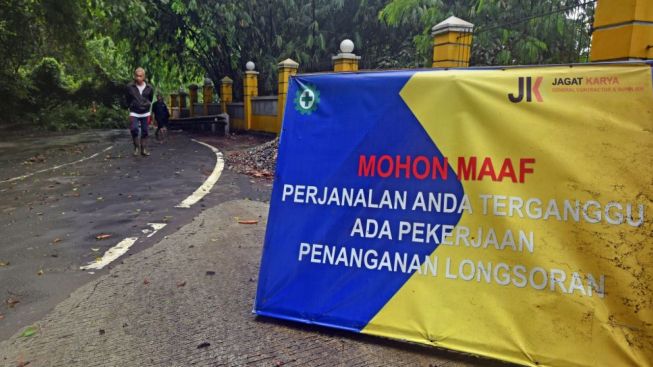 BPBD Banten Kerahkan Alat Berat Evakuasi Material Longsor di Jalur Serang-Anyer