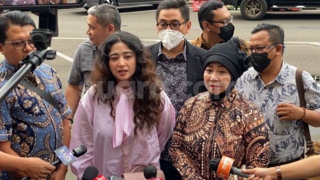 Dewi Perssik bawa Ibunda ke Polres Metro Jaksel untuk Mediasi dengan sang Haters Winarsih