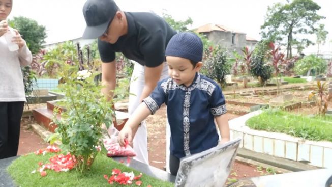 Momen Haru Gala Sky Ziarah Makam Orang Tua di Hari Ibu dan Ulang Tahun Vanessa Angel