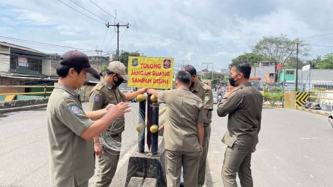 Warga Tangsel Dominasi Buang Sampah di Median Jalan Ciledug