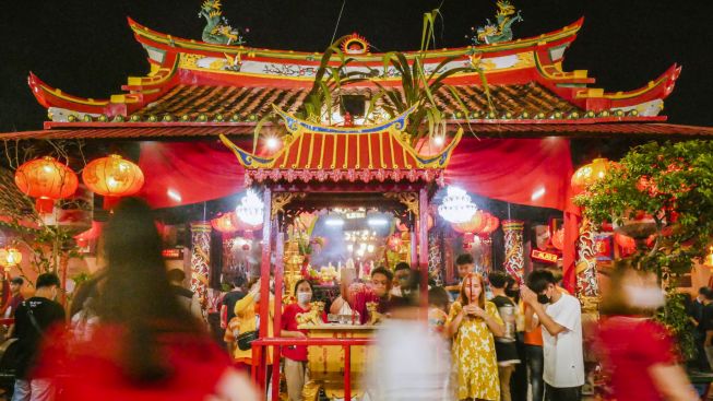 Khidmatnya Perayaan Imlek di Klenteng Tertua Cina Benteng