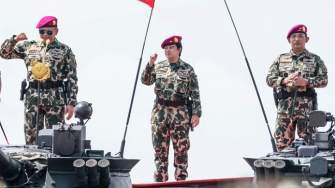 Sumringah Mbak Puan Dikukuhkan jadi Warga Kehormatan Korps Marinir TNI AL setelah ikut Latihan Perang
