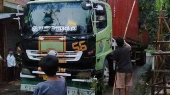 Misteri, Mobil Kontainer Masuk ke Jalan Kampung yang Hanya Bisa Dilalui Kendaraan Roda Dua