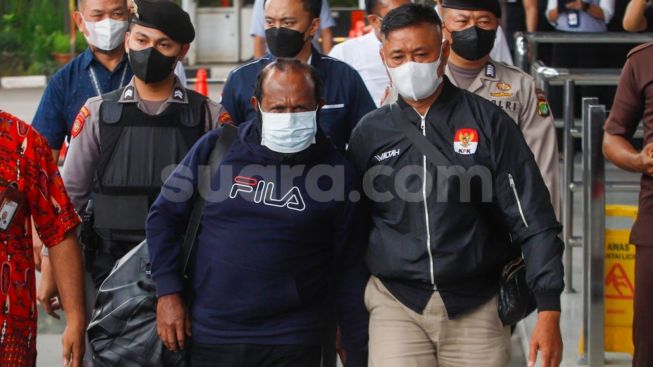 7 Bulan Jadi Buron, Bupati Mamberamo Tengah Ricky Ham Pagawak Tiba di Gedung KPK