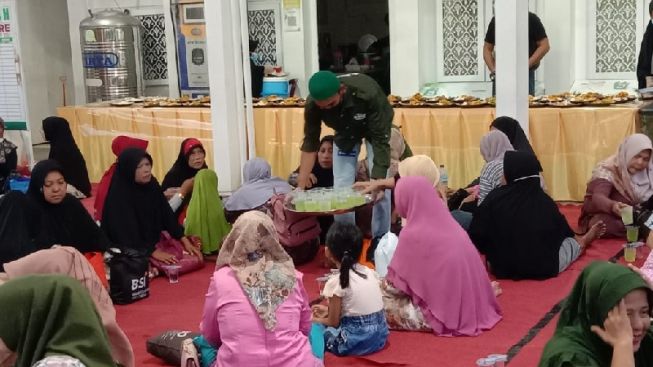 Indahnya Ramadan Bersama di Masjid Al Hakim Padang Sumbar, Jamaah Buka Puasa Cuma Cuma