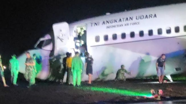 Pesawat Boeing 737-200 Milik TNI AU Tergelincir di Papua, Kepala Pesawat Sampai Menyentuh Aspal Ujung Landasan Pacu