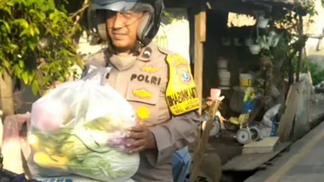 Ini Dia Sosok Polisi 'Sayur' di Medan, Kehadirannya Dinanti dan Ditangisi Kaum Dhuafa