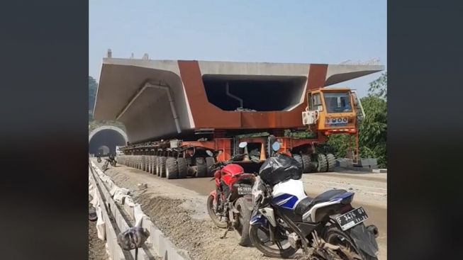 Viral Truk Raksasa Angkut Girder Kereta, Bikin Netizen Melotot