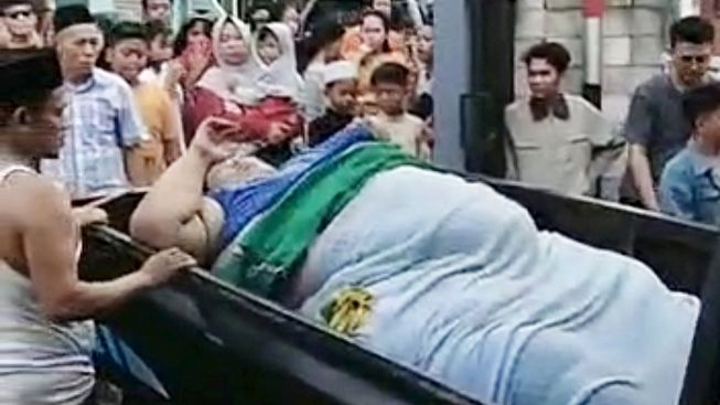 Detik-Detik Muhammad Fajri, Pria Dengan Bobot 300 Kg Berhasil Dievakuasi Damkar dengan Forklift