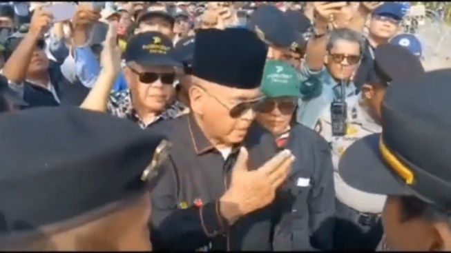 Demo Tuntut Pembubaran, Ribuan Mobil Pendukung Jadi Tameng Pesantren Al Zaytun Pimpinan Panji Gumilang