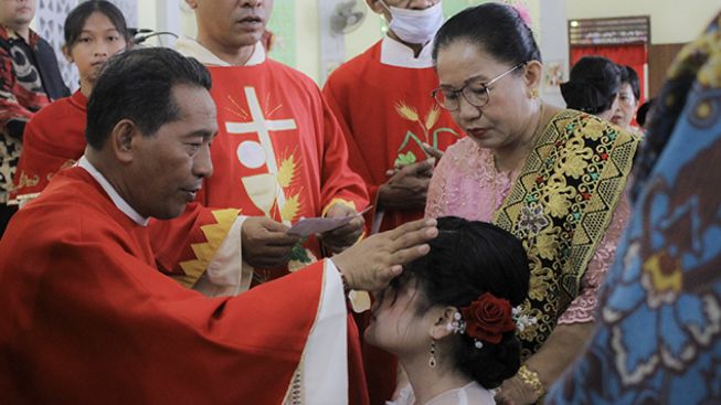 Ratusan Umat Katolik Gunungsitoli 7 Stasi Terima Sakramen Krisma di Gereja Santu Petrus dan Paulus Lolowonu Nikootano di Undreboli Gunungsitoli