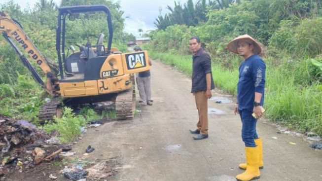 Terjunkan Alat Berat, Maidestal Hari Mahesa bersama DLH dan Kimpraswil Bersihkan Sampah Menggunung di Lubuk Buaya Padang