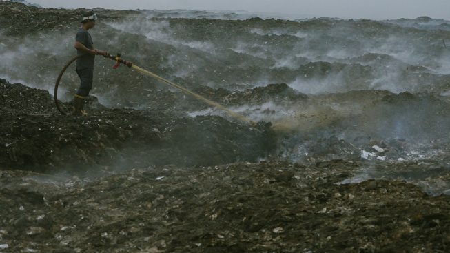 BNPB Bakal Terjunkan Helikopter Water Bombing Untuk Kebakaran TPA Sampah Rawa Kucing Kota Tangerang