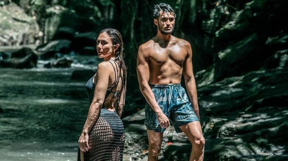 Pose 'Hot Mom' Wulan Guritno dan Sabda Ahessa di Air Terjun bikin