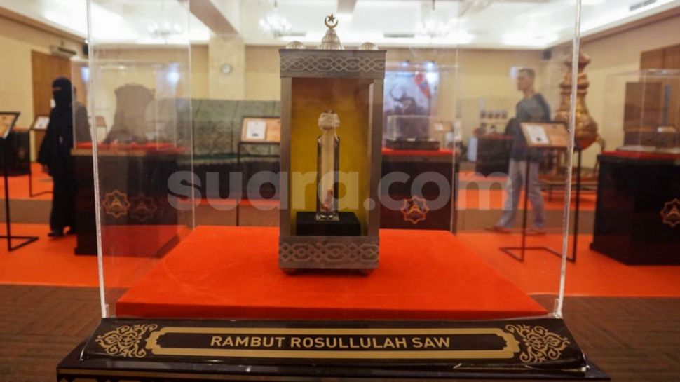 Melihat Pameran Artefak Peninggalan Nabi Muhammad Saw Di Masjid Agung