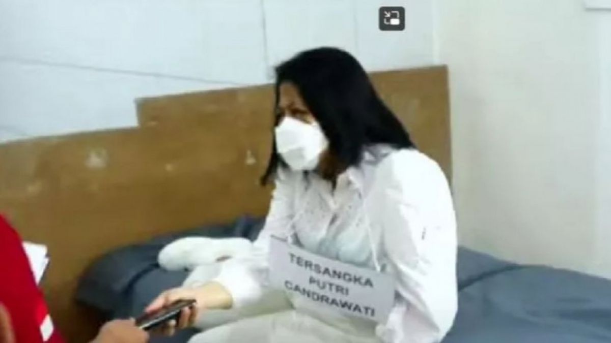 Istri Ferdy Sambo, Putri Candrawathi saat proses rekonstruksi kasus pembunuhan Brigadir J. [Youtube.com/Polri TV]