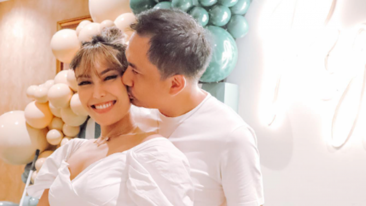 Ayu Dewi rela suaminya Regi Datau selingkuh [instagram/mrsayudewi]