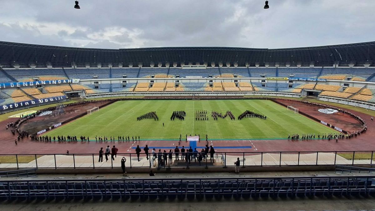 Gelaran doa bersama panitia pelaksana dan personel keamanan di stadion Gelora Bandung Lautan Api (GBLA), Minggu (2/10/2022). [persib.co.id]