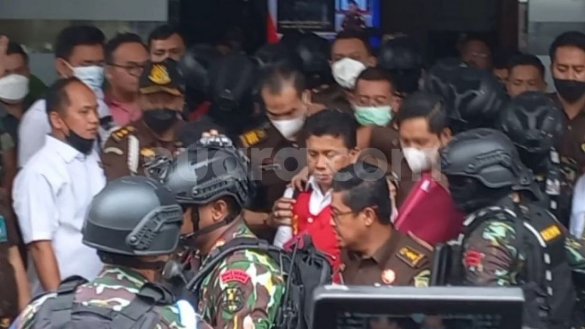 Ferdy Sambo tiba di Gedung Kejaksaan Agung RI, Rabu (5/10/2022). [(Suara.com/Rakha)]