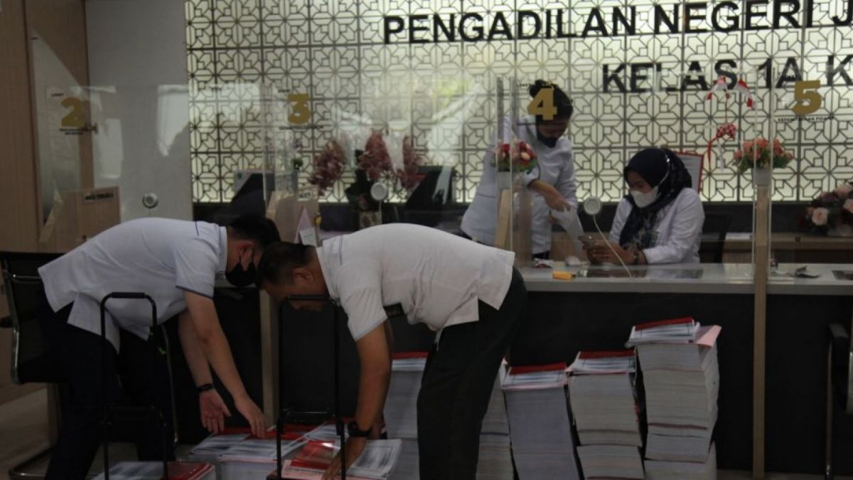 Kejari Jaksel serahkan berkas pembunuhan Brigadir J ke PN Jaksel, berkas Ferdy Sambo [ANTARA FOTO/Reno Esnir/rwa]