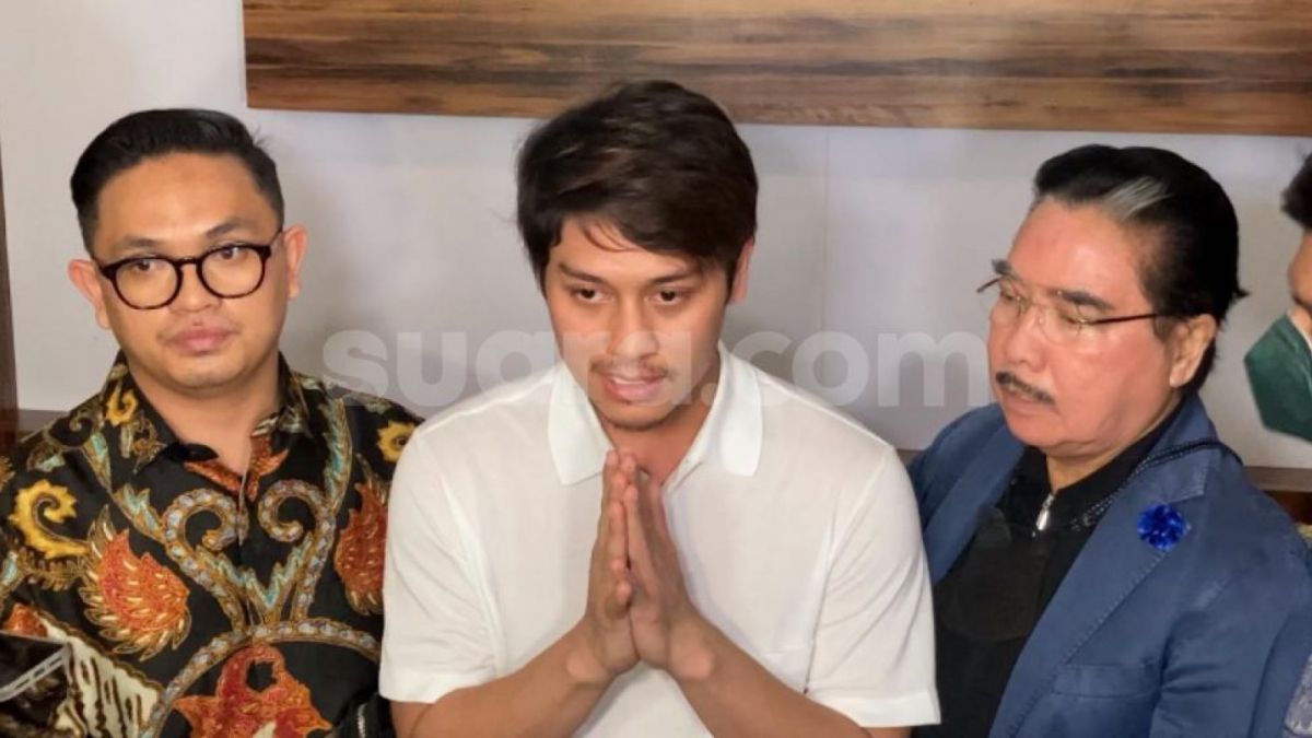 Rizky Billar berusaha jadi imam terbaik [Adiyoga Priyambodo/Suara.com]