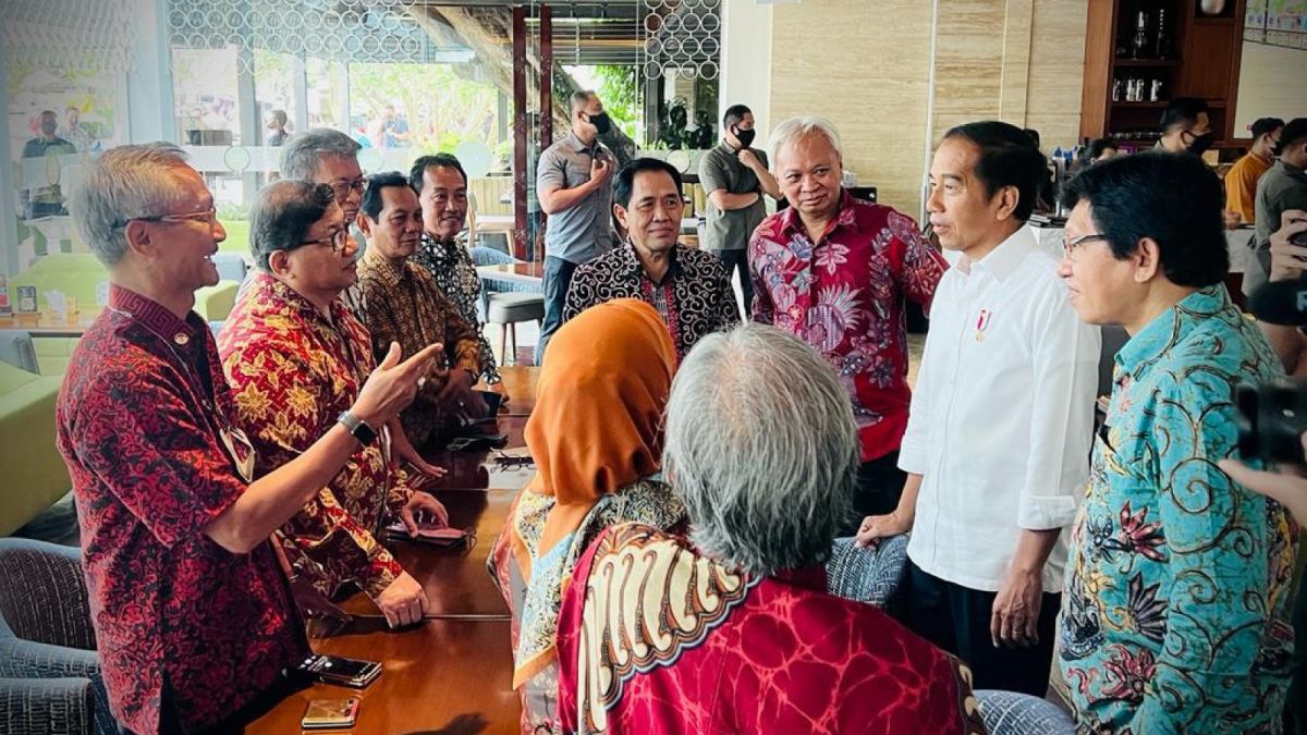 Momen Reuni Presiden Joko Widodo bersama kawan-kawan semasa kuliahnya di UGM. [Twitter/@jokowi]