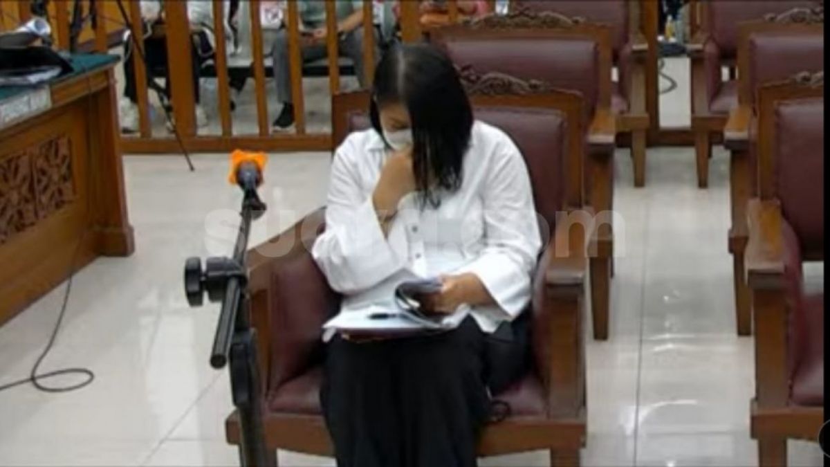 Penampakan Putri Candrawathi menangis usai nama anaknya disebut di persidangan. (Suara.com/M Yasir)