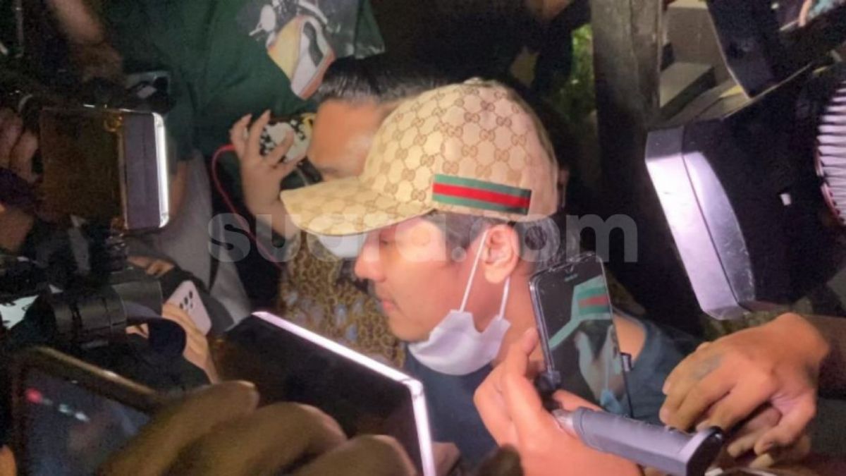 Rizky Billar usai wajib lapor di Polres Jakarta Selatan, Senin (17/10/2022). [Suara.com/Adiyoga Priyambodo]
