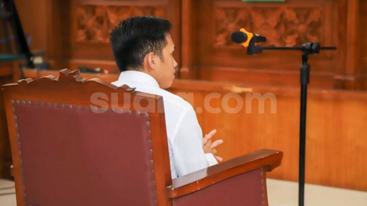 Terdakwa Bharada E alias Richard Eliezer Pudihang Lumiu di sidang perdananya, Selasa (18/10/2022). [Suara.com/Alfian Winanto]