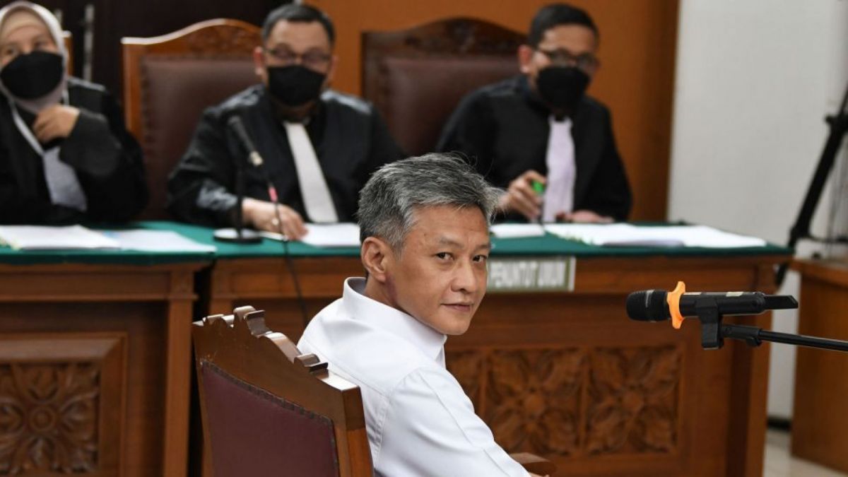 Terdakwa kasus 'obstruction of justice' Hendra Kurniawan (depan) bersiap menjalani sidang perdana di Pengadilan Negeri (PN) Jakarta Selatan, Jakarta, Rabu (19/10/2022). [ANTARA FOTO/Aditya Pradana Putra]