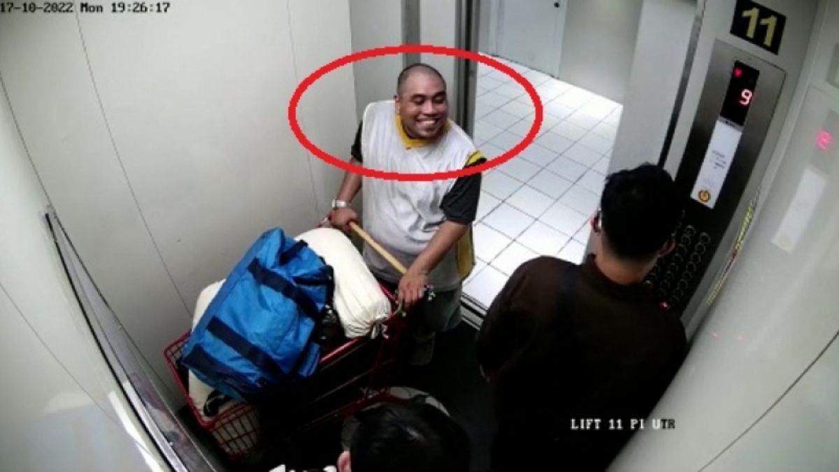 tersangka pembunuhan saat di lift terlihat senyum [PMJ News]