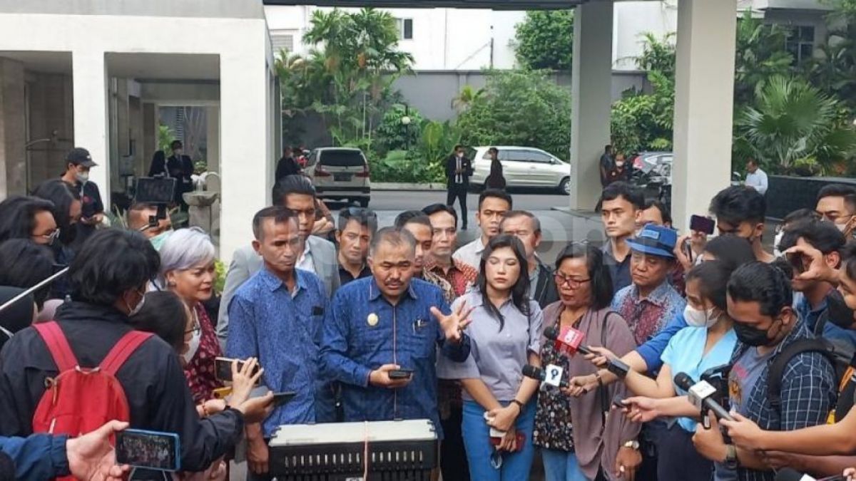 Kamaruddin Simanjuntak (tengah) saat bersama orang tua dan pacar mendiang Brigadir J. [Suara.com/Yaumal]