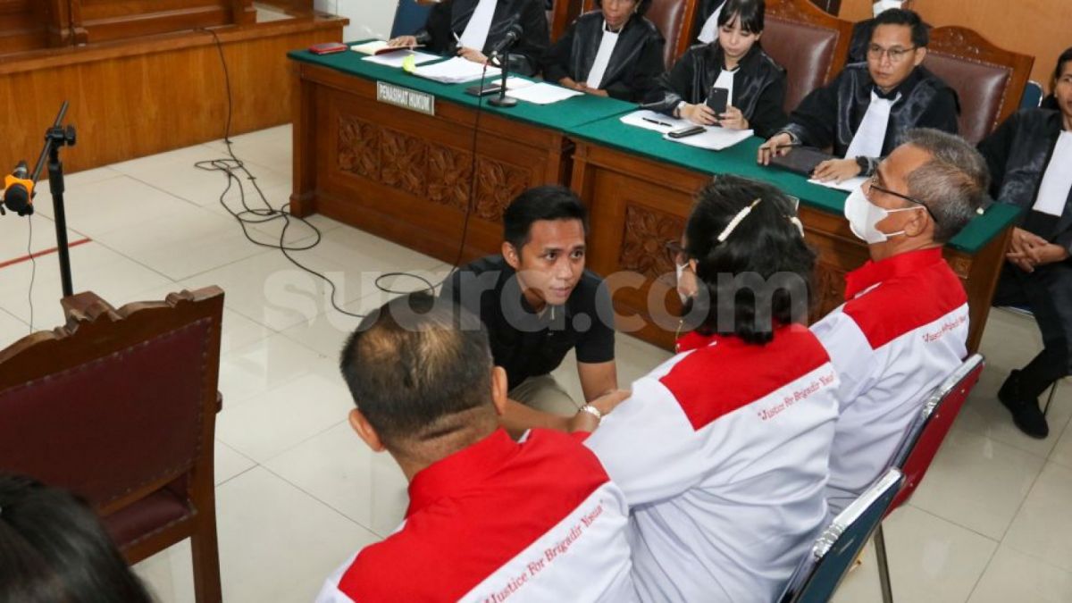 Bharada E berlutut dan meminta maaf kepada kedua orang tua Brigadir J. [Suara.com/Alfian Winanto]