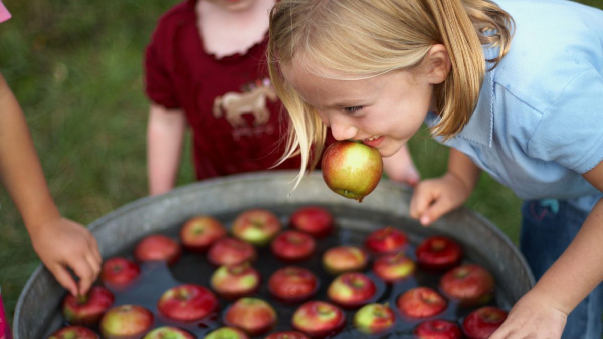 Aple Bobbing halloween