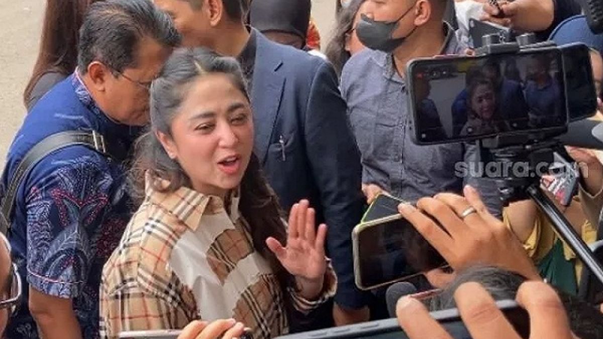 Dewi Perssik dan Kuasa Hukumnya, Sandy Arifin menyambangi Polres Metro Jakarta Selatan untuk melaporkan 5 akun haters yang diduga fans Leslar [Adiyoga Priyambodo/Suara.com]