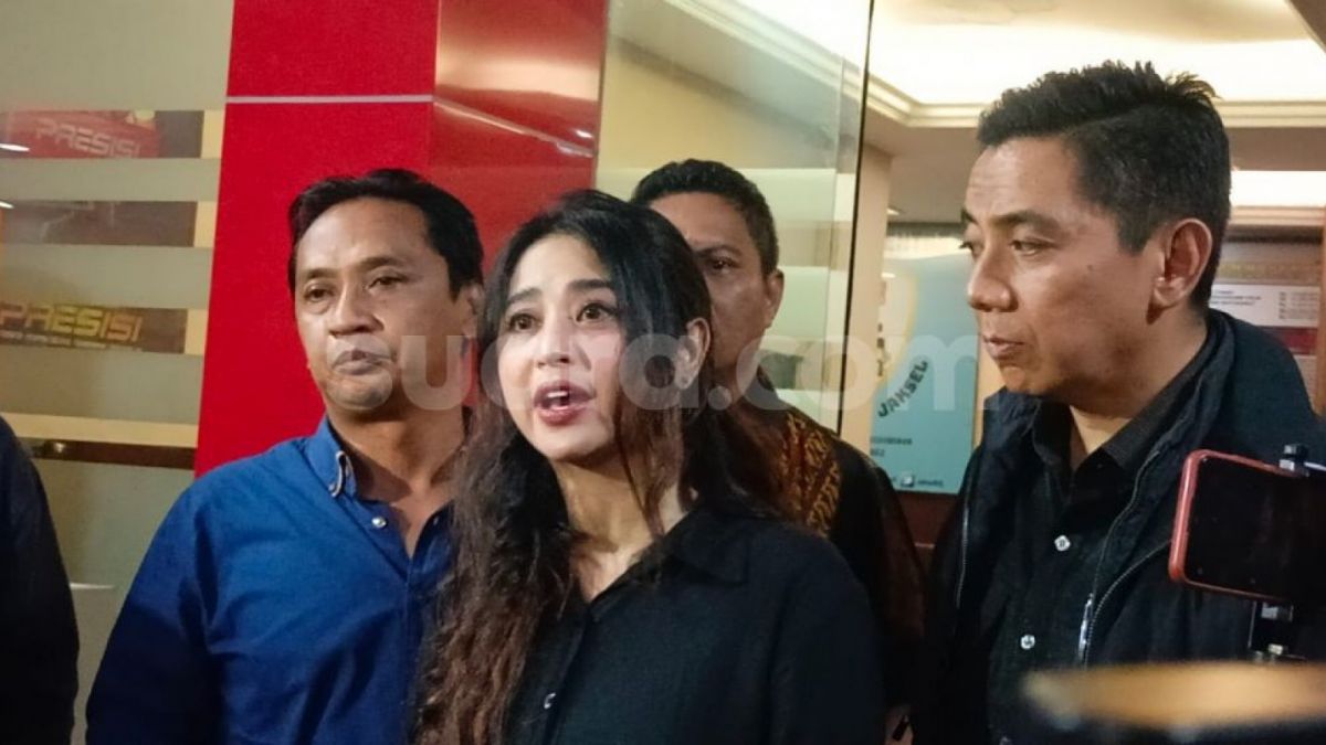 Gombalan Vicky Prasetyo membuat Dewi Perssik lampu ijo [Suara.com/Rena Pangesti]