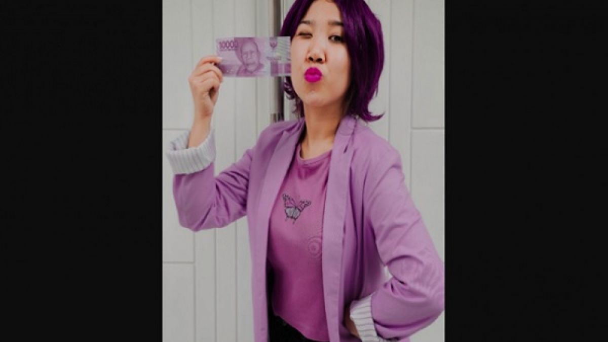 Potret komika Kiky Saputri tengah berpose sambil megang uang [Dok. Instagram]