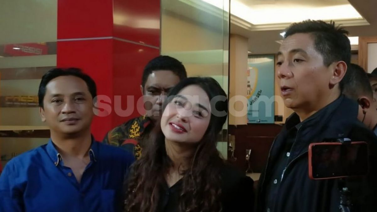 Saat Winarsih sujud ke Ibu Dewi Perssik dia langsung menyuruh Winarsih untuk berdiri [Rena Pangesti/Suara.com]