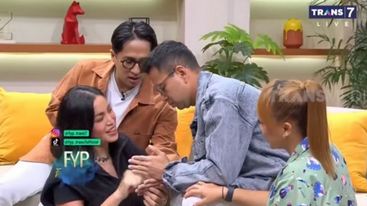 Jessica Iskandar dibantu raffi ahmad [YouTube/Trans7]