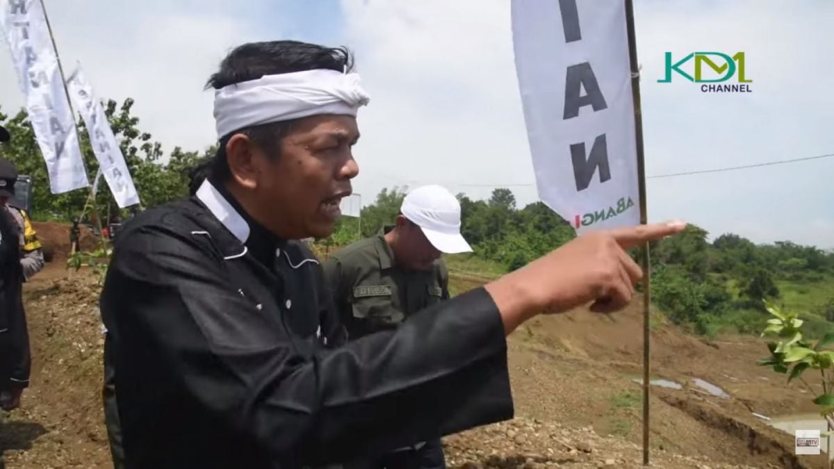 Kang Dedi Mulyadi turun ke lapangan [YouTube/Kang Dedi Mulyadi]